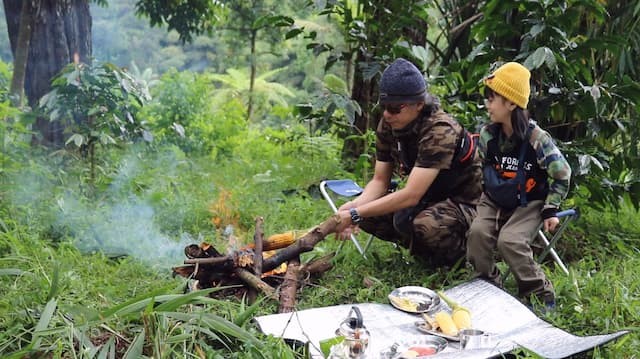 ola dan ayah membakar jagung di perkebunan kopi megamendung